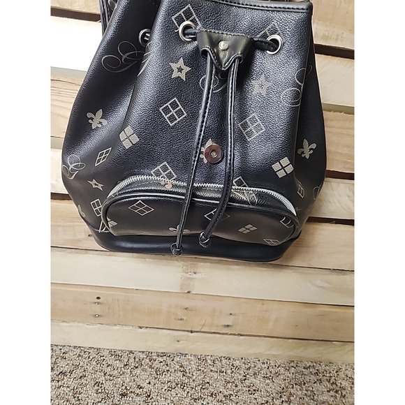 Woman's Faux Leather Printed Backpack - Picture 4 of 10